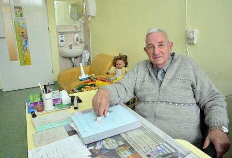 Copile, fii cu-minte! De dragul meseriei, un reputat medic psihiatru de 77 de ani lucrează voluntar la Spitalul Municipal